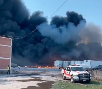 Arde sin control incendio en chatarrera clandestina en Saltillo